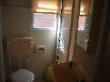łazienka z kabiną prysznicową w domku